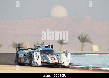 Tom Kristensen (DEN) / Loic Duval (fra) / Allan McNish (GBR) Audi Sport Team Joest, Audi R18 e-tron quattro. Campionato Mondiale FIA Endurance, turno 8, giovedì 28 novembre 2013. Sakhir, Bahrein. Foto Stock