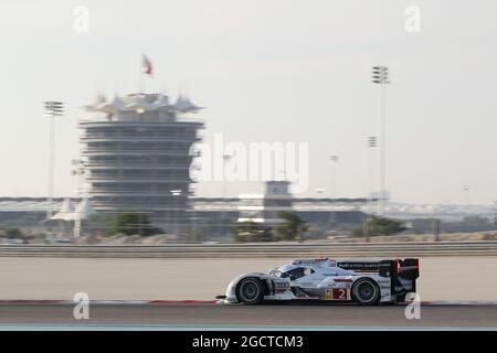 Tom Kristensen (DEN) / Loic Duval (fra) / Allan McNish (GBR) Audi Sport Team Joest, Audi R18 e-tron quattro. Campionato Mondiale FIA Endurance, turno 8, sabato 30 novembre 2013. Sakhir, Bahrein. Foto Stock