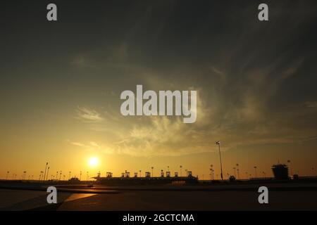 Azione di corsa mentre il sole tramonta. Campionato Mondiale FIA Endurance, turno 8, sabato 30 novembre 2013. Sakhir, Bahrein. Foto Stock