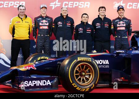 (Da L a R): Rob White (GBR) Vice Direttore Generale Renault Sport (tecnico) con Daniil Kvyat (RUS) Scuderia Toro Rosso; Franz Tost (AUT) Scuderia Toro Rosso Team Principal; Luca Furbato (ITA) Scuderia Toro Rosso Chief Designer; James Key (GBR) Direttore tecnico Scuderia Toro Rosso; E Daniel Ricciardo (AUS) Red Bull Racing, alla scoperta della Scuderia Toro Rosso STR9. Formula uno Test, preparazione, lunedì 27 gennaio 2014. Jerez, Spagna. Foto Stock