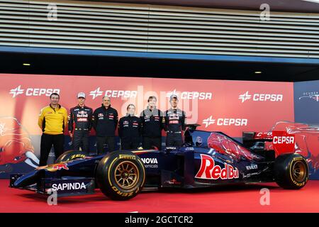 (Da L a R): Rob White (GBR) Vice Direttore Generale Renault Sport (tecnico) con Daniil Kvyat (RUS) Scuderia Toro Rosso; Franz Tost (AUT) Scuderia Toro Rosso Team Principal; Luca Furbato (ITA) Scuderia Toro Rosso Chief Designer; James Key (GBR) Direttore tecnico Scuderia Toro Rosso; Daniel Ricciardo (AUS) Red Bull Racing alla scoperta della Scuderia Toro Rosso STR9. Formula uno Test, preparazione, lunedì 27 gennaio 2014. Jerez, Spagna. Foto Stock