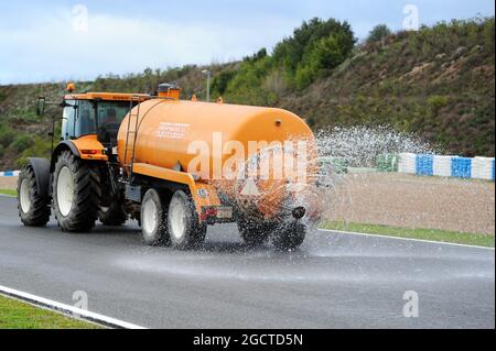 Il trattore irrigatore setta la pista mentre la giornata viene dichiarata la giornata ufficiale delle prove sugli pneumatici Pirelli. Test di Formula uno, giorno due, mercoledì 29 gennaio 2014. Jerez, Spagna. Foto Stock