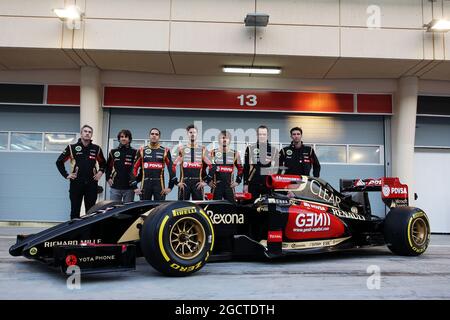 (Da L a R): Nicolas Prost (fra) Lotus F1 Test driver; Charles Pic (fra) Lotus F1 Team terzo driver; Romain Grosjean (fra) Lotus F1 Team; Pastor Maldonado (VEN) Lotus F1 Team; Marco Sorensen (DEN) Lotus F1 Team Test and Development driver; e Matthew carter (GBR) Lotus F1 Team CEO; Come la Lotus F1 E22 è ufficialmente svelata. Test di Formula uno, Test del Bahrain uno, giorno due, giovedì 20 febbraio 2014. Sakhir, Bahrein. Foto Stock