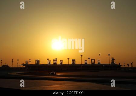 Azione panoramica in condizioni di scarsa illuminazione. Test di Formula uno, Test del Bahrain uno, giorno tre, venerdì 21 febbraio 2014. Sakhir, Bahrein. Foto Stock
