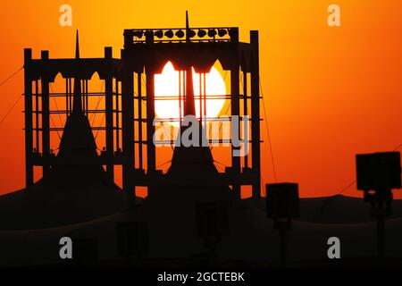 Il sole tramonta sul circuito. Test di Formula uno, Test Bahrain due, giorno tre, Sabato 1° match 2014. Sakhir, Bahrein. Foto Stock