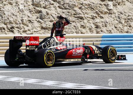Romain Grosjean (fra) Lotus F1 E22 si ferma sul circuito. Formula uno Test, Bahrain Test due, Day Four, Domenica 2 Marzo 2014. Sakhir, Bahrein. Foto Stock