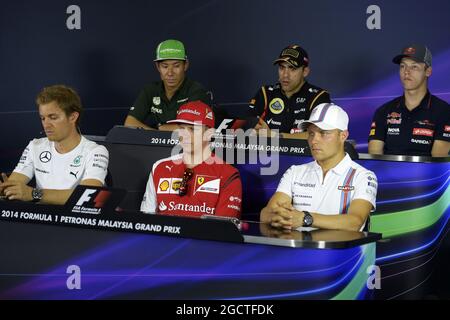 La conferenza stampa della FIA (dalla fila posteriore (da L a R)): Kamui Kobayashi (JPN) Caterham; Pastor Maldonado (VEN) Lotus F1 Team; Daniil Kvyat (RUS) Scuderia Toro Rosso; Nico Rosberg (GER) Mercedes AMG F1; Kimi Raikkonen (fin) Ferrari; Valtteri) Williams Bottas (fin). Gran Premio della Malesia, giovedì 27 marzo 2014. Sepang, Kuala Lumpur, Malesia. Foto Stock