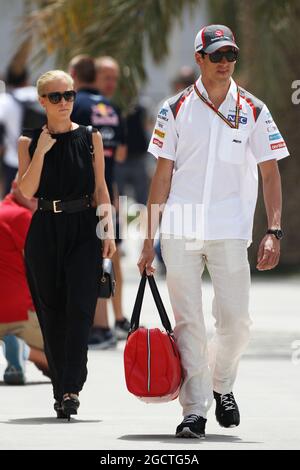 Adrian Sutil (GER) Sauber con la sua fidanzata Jennifer Becks (GER). Gran Premio del Bahrain, venerdì 4 aprile 2014. Sakhir, Bahrein. Foto Stock