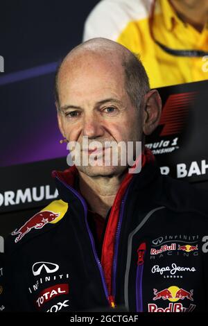 Adrian Newey (GBR) Red Bull Racing Chief Technical Officer alla conferenza stampa della FIA. Gran Premio del Bahrain, venerdì 4 aprile 2014. Sakhir, Bahrein. Foto Stock