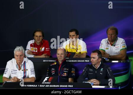 La conferenza stampa della FIA (dalla fila posteriore (da L a R)): Remi Taffin (fra) Renault Sport F1 responsabile delle operazioni in pista 'Robert Fernley (GBR) Sahara Force India F1 Team Vice Team Principal; Pat Symonds (GBR) Williams Chief Technical Officer; Adrian Newey (GBR) Red Bull Racing Chief Technical Officer; Paddy Lowe (GBR) Direttore Esecutivo Mercedes AMG F1 (tecnico). Gran Premio del Bahrain, venerdì 4 aprile 2014. Sakhir, Bahrein. Foto Stock