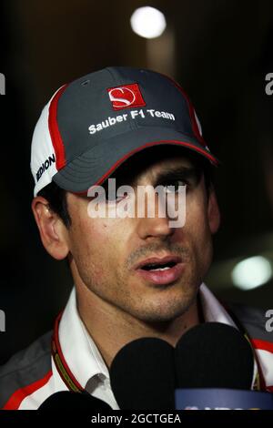 Adrian Sutil (GER) Sauber con i media. Gran Premio del Bahrain, sabato 5 aprile 2014. Sakhir, Bahrein. Foto Stock