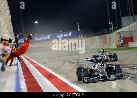 Il vincitore della gara Lewis Hamilton (GBR) Mercedes AMG F1 W05 festeggia al termine della gara davanti al secondo compagno di squadra Nico Rosberg (GER) Mercedes AMG F1 W05. Gran Premio del Bahrain, domenica 6 aprile 2014. Sakhir, Bahrein. Foto Stock