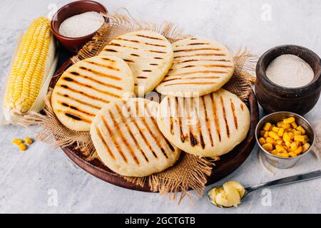 Vista dall'alto delle arepas, colazione in Colombia e Venezuela, fatta con farina di mais Foto Stock