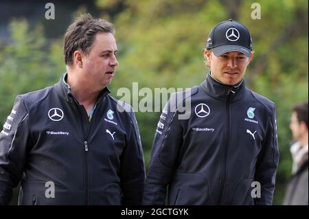 (Da L a R): Ron Meadows (GBR) Mercedes GP Team Manager con Nico Rosberg (GER) Mercedes AMG F1. Gran Premio di Cina, venerdì 18 aprile 2014. Shanghai, Cina. Foto Stock