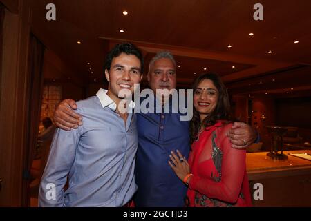 Sergio Perez (MEX) Sahara Force India F1 con il Dr. Vijay Mallya (IND) Sahara Force India F1 Team Proprietario al Signature Monaco Party sulla nave da imperatrice indiana. Gran Premio di Monaco, giovedì 22 maggio 2014. Monte Carlo, Monaco. Foto Stock