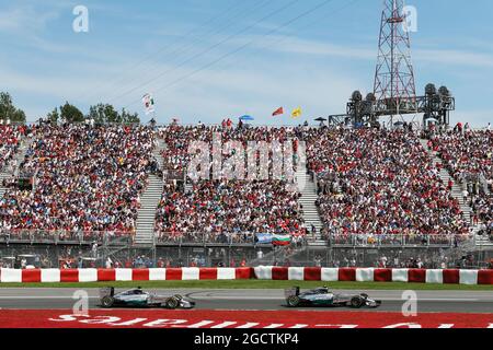 Nico Rosberg (GER) Mercedes AMG F1 W05 guida Lewis Hamilton (GBR) Mercedes AMG F1 W05. Gran Premio del Canada, domenica 8 giugno 2014. Montreal, Canada. Foto Stock