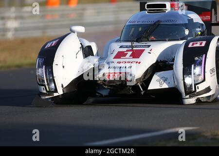 Lucas di grassi (BRA) / Tom Kristensen (DEN) / Marc gene (ESP) n. 01 Audi Sport Team Joest, Audi R18 e-tron quattro Hybrid running with damed front end. Campionato Mondiale FIA Endurance, ore 24 le Mans -Qualifiche, giovedì 12 giugno 2014. Le Mans, Francia. Foto Stock