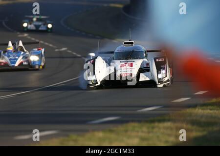 Lucas di grassi (BRA) / Tom Kristensen (DEN) / Marc gene (ESP) n. 01 Audi Sport Team Joest, Audi R18 e-tron quattro Hybrid running with damed front end. Campionato Mondiale FIA Endurance, ore 24 le Mans -Qualifiche, giovedì 12 giugno 2014. Le Mans, Francia. Foto Stock