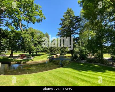 Il Buckinghamshire Golf Club, che ospita la Denham Court Mansion, è un golf club vicino a Denham, Buckinghamshire. E' accessibile tramite Denham Country Drive fuori dall'autostrada M40 vicino all'incrocio con l'autostrada M25. Il campo da golf e' stato progettato dal leggendario Capitano della Ryder Cup. John Jacobs che è andato a grandi lunghezze per trasformare il parco di rotolamento della proprietà in un campo da golf maturo e impegnativo oltre che è anni . Foto Stock