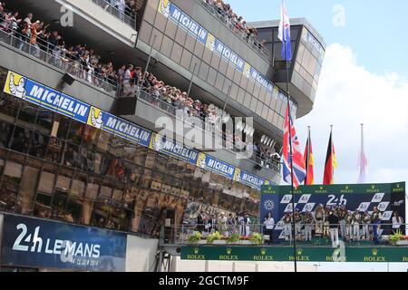 Il podio (da L a R): Lucas di grassi (BRA) / Tom Kristensen (DEN) / Marc gene (ESP) n. 01 Audi Sport Team Joest Audi R18 e-tron quattro Hybrid, secondo; 02 Audi Sport Team Joest Audi R18 e-tron quattro Hybrid, vincitori di gara; Anthony Davidson (GBR) / Sebastien Buemi (sui) / Nicolas Lapierre (fra) 08 Toyota Racing Toyota TS040 Hybrid, terzo. Campionato Mondiale FIA Endurance, ore 24 le Mans, gara, domenica 15 giugno 2014. Le Mans, Francia. Foto Stock