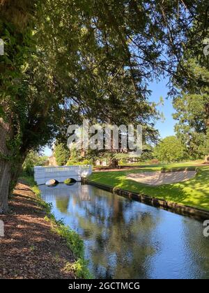 Il Buckinghamshire Golf Club, che ospita la Denham Court Mansion, è un golf club vicino a Denham, Buckinghamshire. E' accessibile tramite Denham Country Drive fuori dall'autostrada M40 vicino all'incrocio con l'autostrada M25. Il campo da golf e' stato progettato dal leggendario Capitano della Ryder Cup. John Jacobs che è andato a grandi lunghezze per trasformare il parco di rotolamento della proprietà in un campo da golf maturo e impegnativo oltre che è anni . Foto Stock