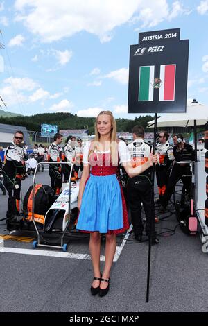 Griglia ragazza per Sergio Perez (MEX) Sahara Force India F1 VJM07. Gran Premio d'Austria, domenica 22 giugno 2014. Spielberg, Austria. Foto Stock