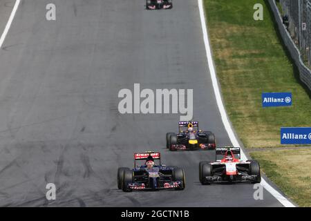 Daniil Kvyat (RUS) Scuderia Toro Rosso STR9 e Max Chilton (GBR) Marussia F1 Team MR03. Gran Premio d'Austria, domenica 22 giugno 2014. Spielberg, Austria. Foto Stock