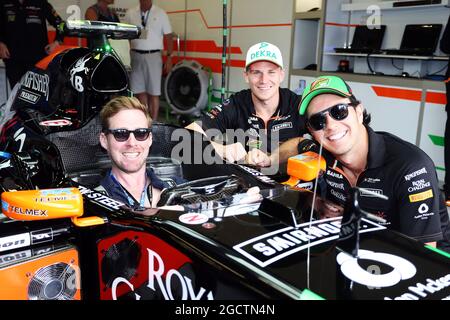 (Da L a R): Nico Hulkenberg (GER) Sahara Force India F1 e Sergio Perez (MEX) Sahara Force India F1 con Ricky Wilson (GBR) Kaiser Chiefs leader Singer, nella Saara Force India F1 VJM07. Gran Premio di Gran Bretagna, giovedì 3 luglio 2014. Silverstone, Inghilterra. Foto Stock