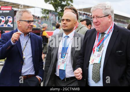 Il deputato Rt Hon Sajid Javid (GBR) Segretario di Stato per la cultura, i media e lo sport e Ministro per le pari (Centro) in rete. Gran Premio di Gran Bretagna, domenica 6 luglio 2014. Silverstone, Inghilterra. Foto Stock