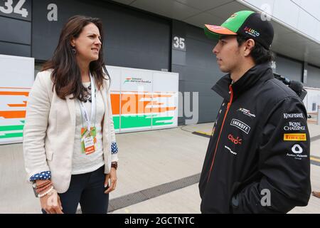 Sergio Perez (MEX) Sahara Force India F1 con Hannah White (GBR) Broadcaster, Sailor e Adventurer. Test di Formula uno, martedì 8 luglio 2014. Silverstone, Inghilterra. Foto Stock