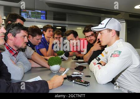 Stoffel Vandoorne (bel) McLaren prova e riserva driver con i media. Test di Formula uno, martedì 8 luglio 2014. Silverstone, Inghilterra. Foto Stock
