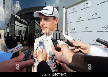 Stoffel Vandoorne (bel) McLaren prova e riserva driver con i media. Test di Formula uno, martedì 8 luglio 2014. Silverstone, Inghilterra. Foto Stock