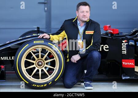 Paul Hembery (GBR) Direttore Pirelli Motorsport e Lotus F1 E22 con nuovi pneumatici e cerchioni Pirelli da 18 pollici. Test di Formula uno, mercoledì 9 luglio 2014. Silverstone, Inghilterra. Foto Stock