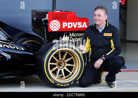 Mario Isola (ITA) Pirelli Racing Manager e Lotus F1 E22 con nuovi pneumatici e cerchioni Pirelli da 18 pollici. Test di Formula uno, mercoledì 9 luglio 2014. Silverstone, Inghilterra. Foto Stock