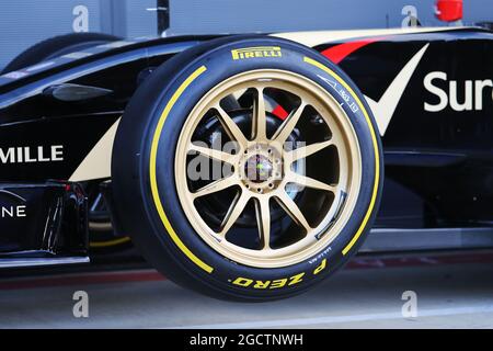 La Lotus F1 E22 con nuovi pneumatici e cerchioni Pirelli da 18 pollici. Test di Formula uno, mercoledì 9 luglio 2014. Silverstone, Inghilterra. Foto Stock