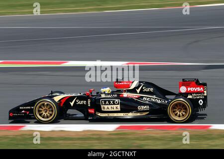 Charles Pic (fra) Lotus F1 E22 terzo driver lascia i box correndo nuovi pneumatici e cerchioni Pirelli da 18 pollici. Test di Formula uno, mercoledì 9 luglio 2014. Silverstone, Inghilterra. Foto Stock