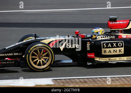 Charles Pic (fra) Lotus F1 E22 terzo driver lascia i box correndo nuovi pneumatici e cerchioni Pirelli da 18 pollici. Test di Formula uno, mercoledì 9 luglio 2014. Silverstone, Inghilterra. Foto Stock