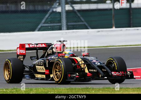 Charles Pic (fra) Lotus F1 E22 terzo driver lascia i box correndo nuovi pneumatici e cerchioni Pirelli da 18 pollici. Test di Formula uno, mercoledì 9 luglio 2014. Silverstone, Inghilterra. Foto Stock