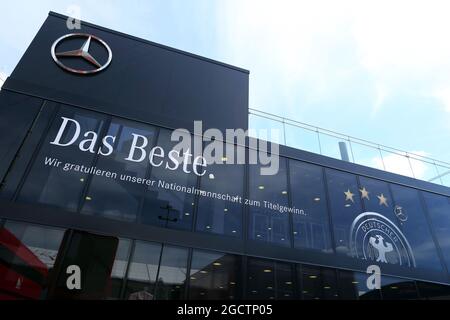 Il motorhome Mercedes AMG F1 celebra il successo della Coppa del mondo FIFA 2014 in Germania. Gran Premio di Germania, giovedì 17 luglio 2014. Hockenheim, Germania. Foto Stock