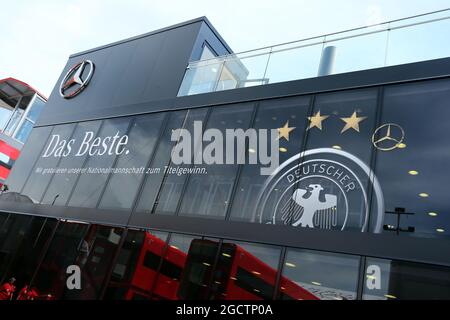 Il motorhome Mercedes AMG F1 celebra il successo della Coppa del mondo FIFA 2014 in Germania. Gran Premio di Germania, giovedì 17 luglio 2014. Hockenheim, Germania. Foto Stock