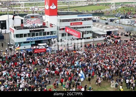La folla invade il circuito sul podio. Gran Premio di Germania, domenica 20 luglio 2014. Hockenheim, Germania.