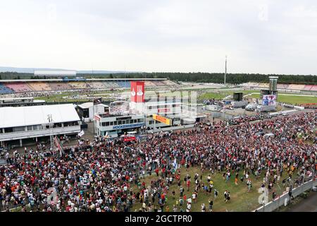 La folla invade il circuito sul podio. Gran Premio di Germania, domenica 20 luglio 2014. Hockenheim, Germania.