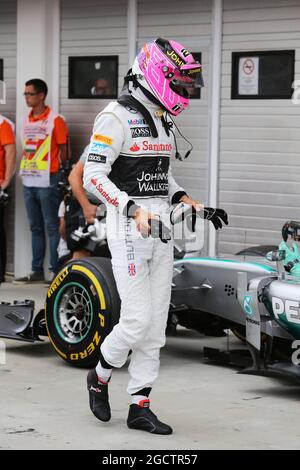 Jenson Button (GBR) McLaren in qualifica parc ferme. Gran Premio di Ungheria, sabato 26 luglio 2014. Budapest, Ungheria. Foto Stock