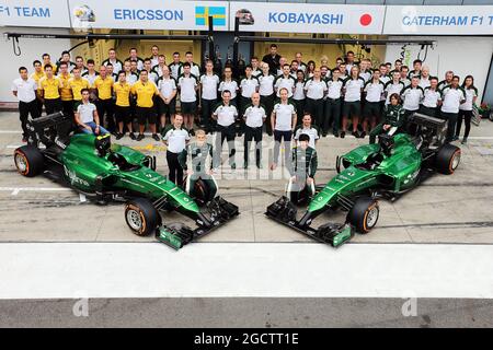 (Da L a R): Marcus Ericsson (SWE) Caterham e il compagno di squadra Kamui Kobayashi (JPN) Caterham in una fotografia di squadra. Gran Premio d'Italia, venerdì 5 settembre 2014. Monza Italia. Foto Stock