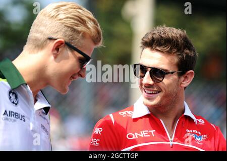 (Da L a R): Marcus Ericsson (SWE) Caterham con Jules Bianchi (fra) Marussia F1 Team. Gran Premio d'Italia, domenica 7 settembre 2014. Monza Italia. Foto Stock