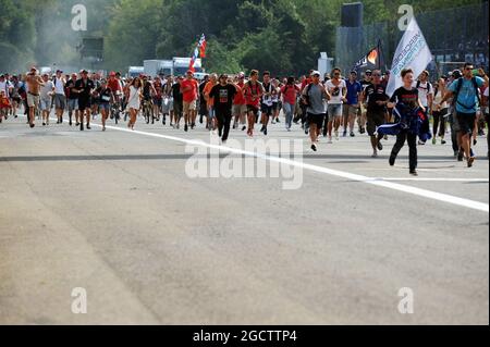 I tifosi invadono il podio dopo la gara. Gran Premio d'Italia, domenica 7 settembre 2014. Monza Italia. Foto Stock