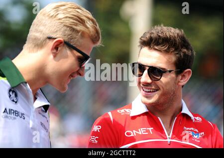 (Da L a R): Marcus Ericsson (SWE) Caterham con Jules Bianchi (fra) Marussia F1 Team. Gran Premio d'Italia, domenica 7 settembre 2014. Monza Italia. Foto Stock