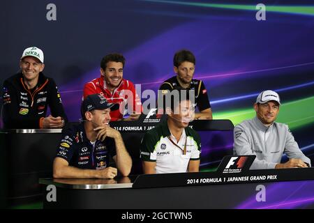 La conferenza stampa della FIA (dalla fila posteriore (da L a R)): Nico Hulkenberg (GER) Sahara Force India F1; Jules Bianchi (fra) Marussia F1 Team; Romain Grosjean (fra) Lotus F1 Team; Sebastian Vettel (GER) Red Bull Racing; Kamui Kobayashi (JPN) Caterham; Jenson Button (GBR) McLaren. Gran Premio del Giappone, giovedì 2 ottobre 2014. Suzuka, Giappone. Foto Stock