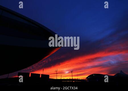 Il sole tramonta sul circuito. Gran Premio del Giappone, sabato 4 ottobre 2014. Suzuka, Giappone. Foto Stock