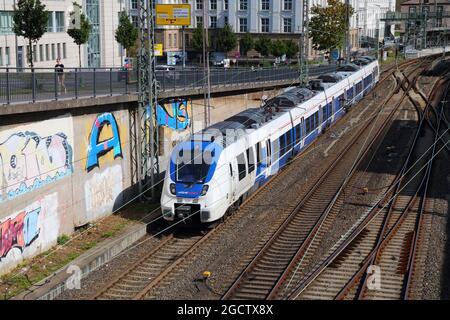 WUPPERTAL, GERMANIA - 19 SETTEMBRE 2020: Treno passeggeri con marchio National Express Germania (modello: Bombardier Talent 2) a Wuppertal. Foto Stock